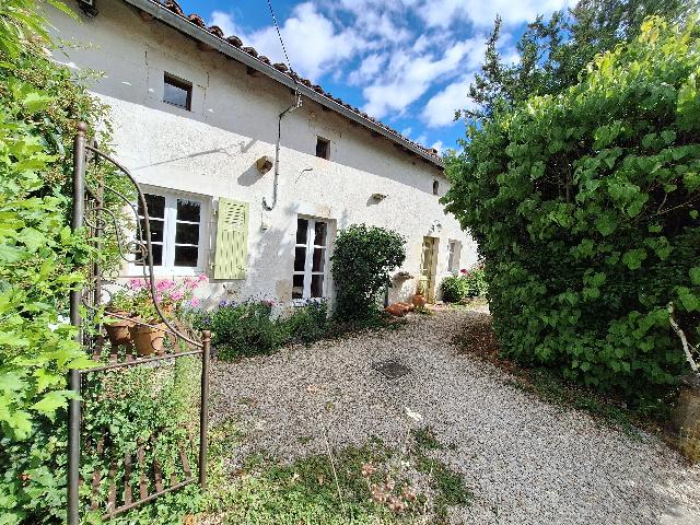 Huis te koop in&nbsp;CIVRAY 86400 Vienne Poitou-Charentes France: Een heerlijke woning met veel karakter, gelegen in een rustig gehucht. Absoluut een bezichtiging waard! Het betreft een prachtige renovatie van een landhuis in 'longère'-stijl, vol karakter en gelege...