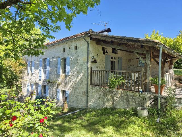 Huis te koop in&nbsp;MONTAIGU-DE-QUERCY 82150 Tarn-et-Garonne Midi-Pyrénées France: Karaktervol stenen landgoed met twee huizen, zwembad en 1,2 hectare grond nabij Montaigu-de-Quercy, Zuidwest-Frankrijk. Gelegen in een rustige, landelijke omgeving op slechts enkele minuten van de gel...