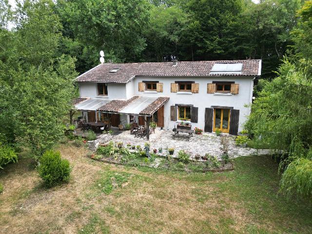 Huis te koop in&nbsp;JONZAC 17500 Charente-Maritime Poitou-Charentes France: Laissez-vous séduire par votre propre coin de paradis !! Située en pleine campagne, à seulement 10 minutes de la ville thermale animée de Jonzac, cette charmante maison individuelle de 5 chambres ...