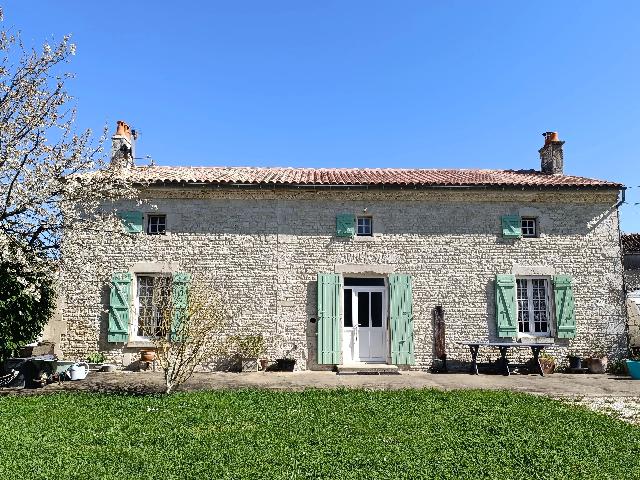Huis te koop in&nbsp;SALEIGNES 17510 Charente-Maritime Poitou-Charentes France: Charmant natuurstenen dorpshuis met bijgebouw. ​​Gelegen in een rustig dorp in de omgeving van Néré en vlak bij het bos van Aulnay, biedt deze fraai gerenoveerde woning een grote, lichte keuken,...