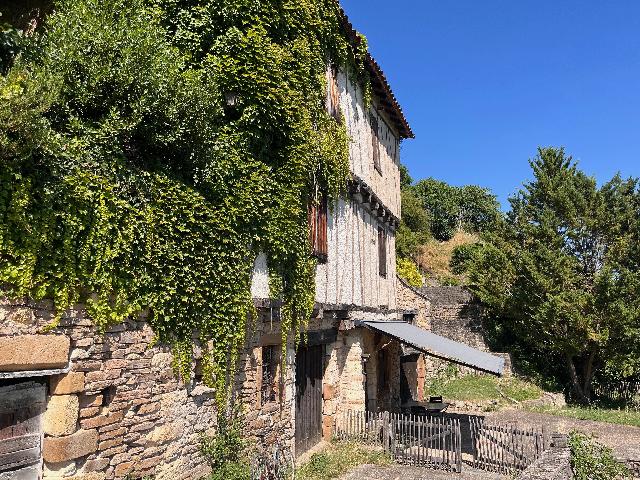 Huis te koop in&nbsp;CORDES-SUR-CIEL 81170 Tarn Midi-Pyrénées France: Twee huizen voor de prijs van één – in een prachtig dorp. Wat is er mis met een beetje idealisme? Als makelaar krijgen we vaak dit soort wensen te horen:<br />
<br />
Een heerlijk licht huis in een levendig...