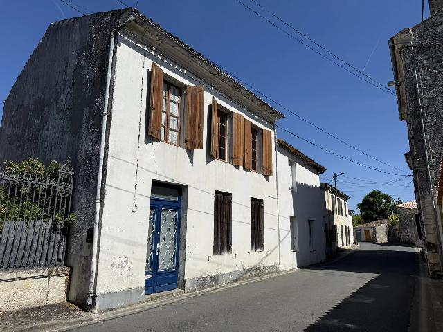 Huis te koop in&nbsp;SAINT-FORT-SUR-GIRONDE 17240 Charente-Maritime Poitou-Charentes France: Dorpswoning met 3 slaapkamers en 2 badkamers. EXCLUSIEF AANGEBODEN DOOR BEAUX VILLAGES! Gelegen in het hart van het populaire dorp Saint-Fort-sur-Gironde, geniet deze charmante woning met karakter van...