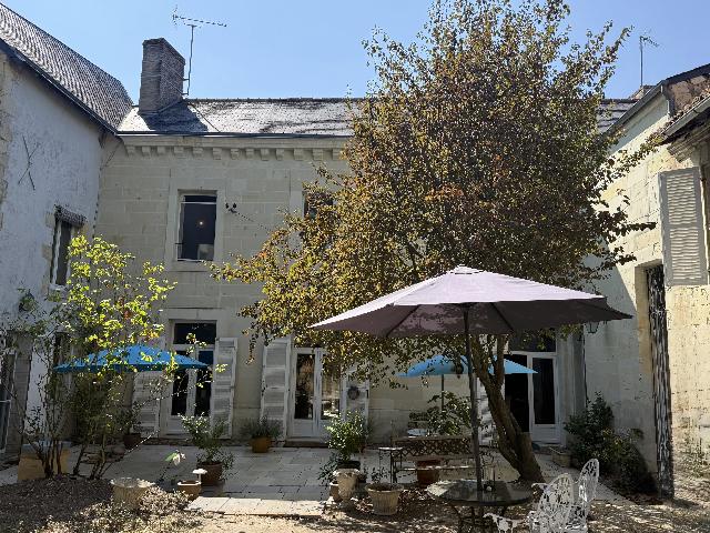 Huis te koop in&nbsp;LOUDUN 86200 Vienne Poitou-Charentes France: Stedelijk wonen in een statig herenhuis met ommuurde tuinen. Een heerlijk herenhuis in het hart van de middeleeuwse stad Loudun, bereikbaar via een grote dubbele poort met boog, en gunstig gelegen ten...
