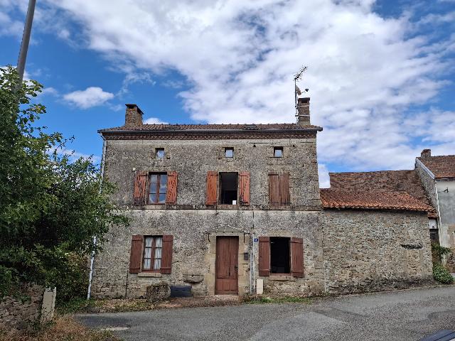 Huis te koop in&nbsp;DOMPIERRE-LES-ÉGLISES 87190 Haute-Vienne Limousin France: Charmant natuurstenen huis met karakter en tuin in een rustig gehucht. Dit heerlijke natuurstenen huis ligt in een pittoresk gehucht op slechts 4 km van Dompierre-les-Églises en biedt ruime, veelzijd...
