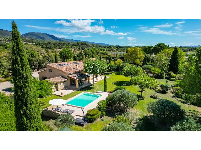 Huis te koop in&nbsp;VAUGINES 84160 Vaucluse Provence Alpes Côte d'Azur France: Tussen Lourmarin en Vaugines – Een uitzonderlijk Provençaals landgoed met uitzicht op de Sainte-Victoire. Gelegen op een prachtig aangelegd terrein van bijna 7.600 m² in het glooiende landschap tu...