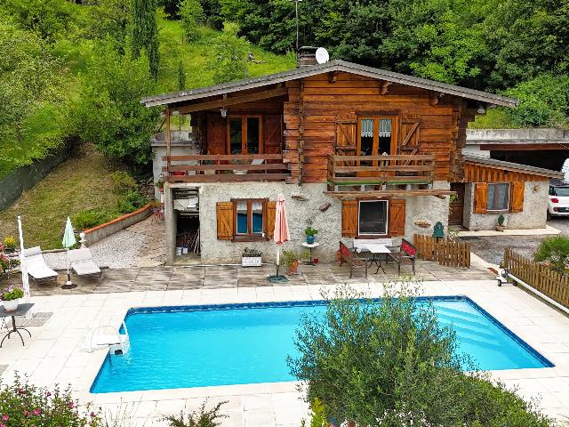 Maison&agrave; vendre &agrave;&nbsp;BÉLESTA 09300 Ariège: Spacieuse maison avec piscine et vue imprenable sur château de Montségur. EN EXCLUSIVITÉ! Cette propriété de 4 chambres, orientée plein sud, bénéficie d’une vue exceptionnelle sur Les Pyrén...