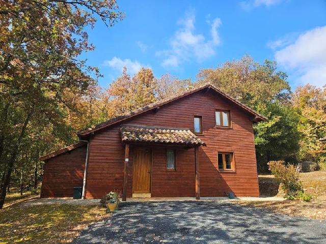 Huis te koop in&nbsp;LACHAPELLE-AUZAC 46200 Lot Midi-Pyrénées France: Chalet met 3 slaapkamers op een golfbaan nabij Souillac. Of u nu op zoek bent naar een vakantiewoning voor het gezin, een onderhoudsarme woning die u met een gerust hart kunt achterlaten ('lock-up-and...