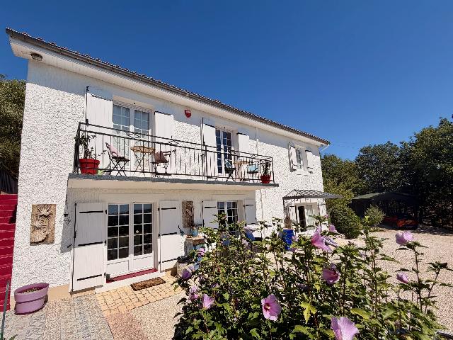 Maison &agrave; vendre &agrave;&nbsp;CAZOULÈS 24370 Dordogne Aquitaine France: Maison de 4 chambres avec piscine chauffée et vue panoramique sur la vallée de la Dordogne, proche de Souillac. EN EXCLUSIVITÉ! Dans un environnement calme et privilégié, cette belle maison de 4 ...