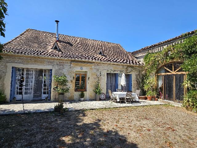 Huis te koop in&nbsp;SAINTE-FOY-LA-GRANDE 33220 Gironde Aquitaine France: Prachtige woning met 5 slaapkamers en zwembad. Dit charmante huis met vijf slaapkamers en drie badkamers ligt in een volledig omheinde tuin van circa 4.000 m². De volgroeide tuin beschikt over een mo...