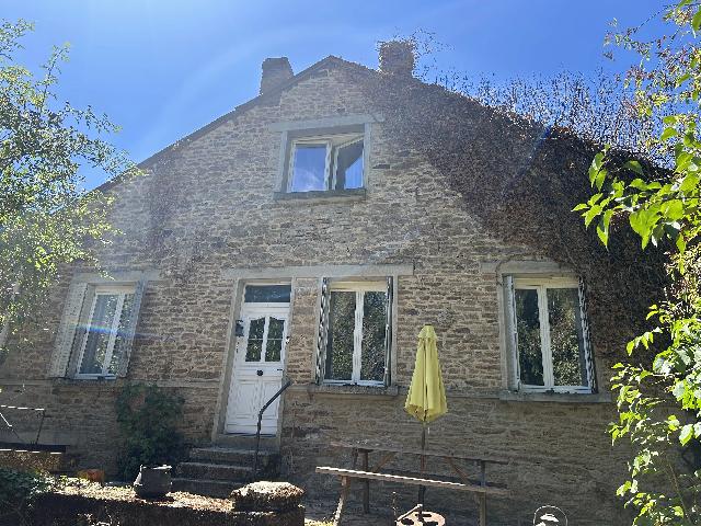 Huis te koop in&nbsp;MOUHET 36170 Indre Centre France: Charmant vrijstaand huis met drie slaapkamers en een aangebouwde schuur. Dit leuke huis is al twintig jaar in het bezit van de familie van de huidige eigenaren. Het is enige tijd geleden gerenoveerd, ...