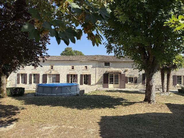 Huis te koop in&nbsp;SAINT-MAIGRIN 17520 Charente-Maritime Poitou-Charentes France: Natuurstenen huis met 2 slaapkamers en doucheruimte op de begane grond. EXCLUSIEF AANGEBODEN DOOR BEAUX VILLAGES! Dit charmante natuurstenen huis, gelegen in een klein en rustig gehucht, biedt een uit...