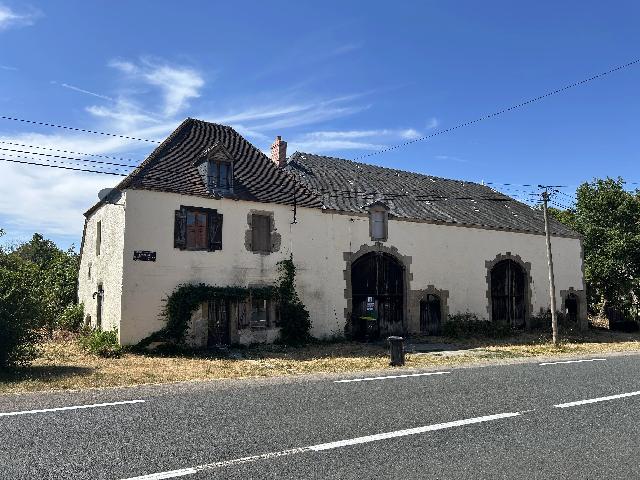 Huis te koop in&nbsp;MOUHET 36170 Indre Centre France: Karaktervolle, grote vrijstaande woning met een grote schuur. Deze fraaie vrijstaande woning is door de huidige eigenaren in de loop der jaren met liefde gerestaureerd en biedt tal van mogelijkheden, ...