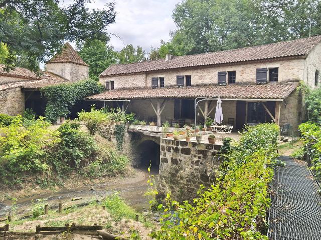 Haus zu verkaufen in&nbsp;VARÈS 47400 Lot-et-Garonne Aquitaine Frankreich: Charmante Wassermühle aus dem 13. Jahrhundert bei Tonneins und Clairac. Dieses charaktervolle Anwesen liegt zwischen Marmande und Tonneins; es wird von einem Fluss durchzogen und umfasst eine histori...