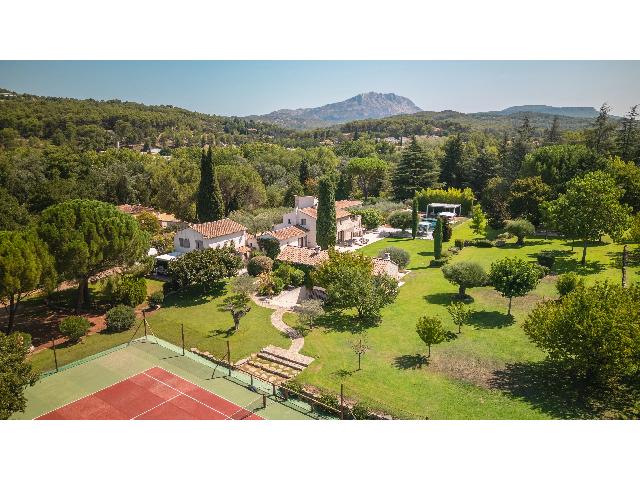 Haus zu verkaufen in&nbsp;MEYREUIL 13590 Bouches-du-Rhône Provence Alpes Côte d'Azur Frankreich: Atemberaubendes Anwesen aus Stein im provenzalischen Stil, nur 5 Minuten von Aix-en-Provence entfernt. Nur 5 Minuten vom Zentrum von Aix-en-Provence entfernt, wurde dieses prachtvolle Anwesen aus Stei...