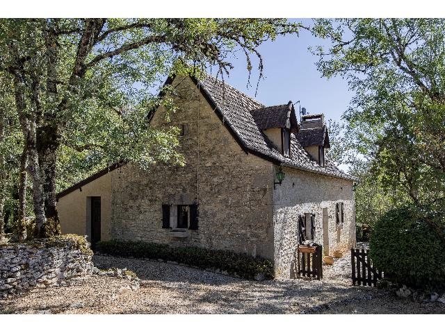 Huis te koop in&nbsp;SAINT-SULPICE 46160 Lot Midi-Pyrénées France: Causses du Quercy: Charmant stenen huis met zwembad en twee schuren. EXCLUSIEF AANGEBODEN DOOR BEAUX VILLAGES! Gelegen op een beschutte plek en omgeven door 1,2 hectare bos, vindt u dit heerlijke huis...
