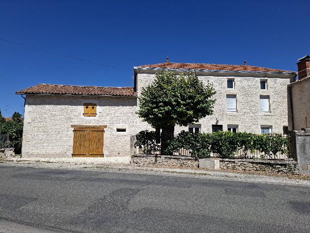 Haus zu verkaufen in&nbsp;BRIOUX-SUR-BOUTONNE 79170 Deux-Sèvres Poitou-Charentes Frankreich: Makellos präsentiertes Einfamilienhaus mit 4 Schlafzimmern in fußläufiger Entfernung zu allen Annehmlichkeiten. Ein wunderschön renoviertes, 188 m² großes Steinhaus im Zentrum von Brioux-sur-Bou...
