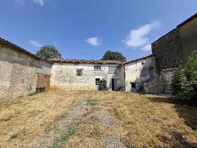 Haus zu verkaufen in&nbsp;MELLE 79500 Deux-Sèvres Poitou-Charentes Frankreich: Ruhiges Anwesen mit großem Garten im Herzen von Melle. Dieses Haus besticht durch seine friedliche Atmosphäre – authentische Geschichte trifft auf liebevolle Renovierung. Es liegt eingebettet in d...