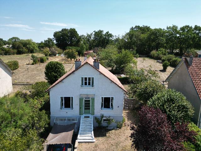 Huis te koop in&nbsp;L’ISLE-JOURDAIN 86150 Vienne Poitou-Charentes France: Gerenoveerde vrijstaande woning met 4 slaapkamers aan de rand van een levendig stadje. Gelegen op een verhoogde positie met een prachtig uitzicht en flexibele indeling, in het charmante stadje L'Isle ...