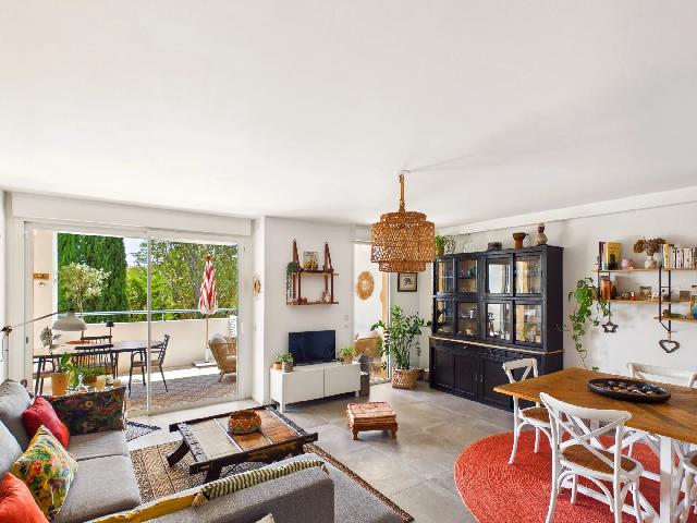 Wohnung zu verkaufen in&nbsp;AIX-EN-PROVENCE 13080 Bouches-du-Rhône Provence Alpes Côte d'Azur Frankreich: Makellos renovierte Gartenwohnung mit Terrasse und Garage in Aix-en-Provence. Diese elegante 82 m² große Erdgeschosswohnung (Aufteilung T3) befindet sich in einer hochwertigen, im Jahr 2000 erbauten...