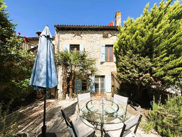 Haus zu verkaufen in&nbsp;LAUZUN 47410 Lot-et-Garonne Aquitaine Frankreich: Charaktervolles Stadthaus in fußläufiger Entfernung zum Ortskern. Dieses charmant renovierte Stadthaus aus Stein befindet sich in der historischen Marktgemeinde Lauzun, unweit von Eymet und Bergerac...