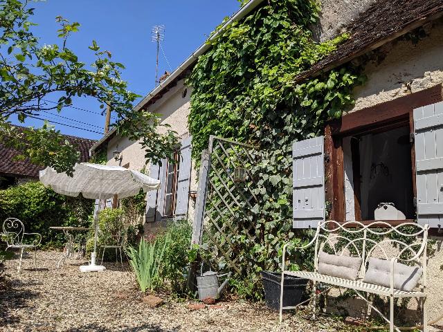Huis te koop in&nbsp;LIGNAC 36370 Indre Centre France: Charmant huis met karakter en 2 slaapkamers in de Indre. Dit werkelijk prachtige huis ligt in een klein gehucht nabij Lignac in het departement Indre (36). Bij binnenkomst treft u een mooie keuken met...