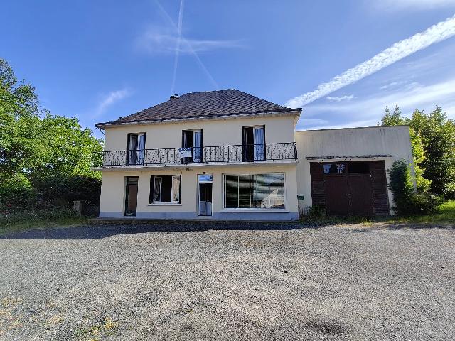 Huis te koop in&nbsp;SAINT-MATHIEU 87440 Haute-Vienne Limousin France: Ruime stenen woning met 6 slaapkamers, een schuur en een grote tuin. Deze charmante gezinswoning ligt op slechts enkele minuten van het centrum van Saint-Mathieu – met zijn lokale winkels en voorzie...