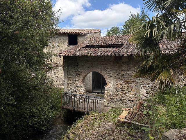 Huis te koop in&nbsp;SAINTE-COLOMBE-SUR-L’HERS 11230 Aude Languedoc Roussillon France: Uitzonderlijk renovatieproject aan een kanaal. EXCLUSIEF BIJ BEAUX VILLAGES! Dit prachtige stenen pand biedt een fantastische kans om een ​​werkelijk bijzondere woning of vakantieverblijf te creë...