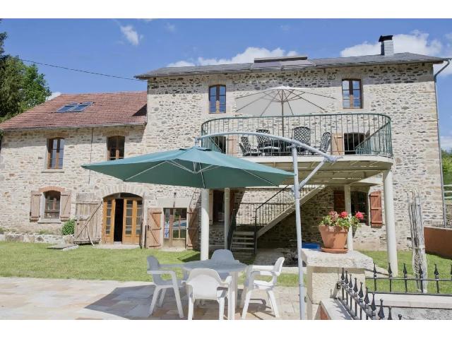Huis te koop in&nbsp;CHAMBOULIVE 19450 Corrèze Limousin Frankrijk: Prachtig gerestaureerde historische molen met zwembad, meer en schuur. EXCLUSIEF BIJ BEAUX VILLAGES! In het hart van de Corrèze geniet deze volledig gerestaureerde molen van een heerlijk rustige ligg...