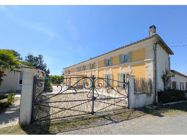 Gîtes/Chambres d'hôtes te koop in&nbsp;JONZAC 17500 Charente-Maritime Poitou-Charentes France: Twee huizen, zwembad en grond, op 5 minuten van Jonzac en op minder dan een uur van het strand en Bordeaux. Dit ruime en veelzijdige landgoed ligt verscholen in een rustige doodlopende straat en besch...