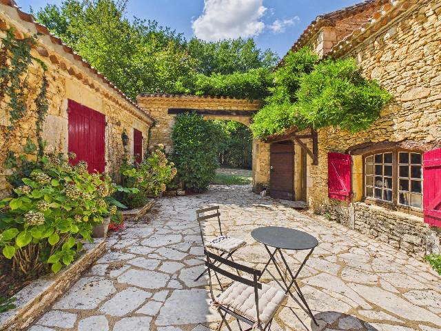 Huis te koop in&nbsp;SOTURAC 46700 Lot Midi-Pyrénées France: Uitzonderlijk stenen landgoed met een rijke geschiedenis en panoramisch uitzicht op Château de Bonaguil. EXCLUSIEF BIJ BEAUX VILLAGES! Dit uitzonderlijke stenen landgoed ligt op een bevoorrechte en v...