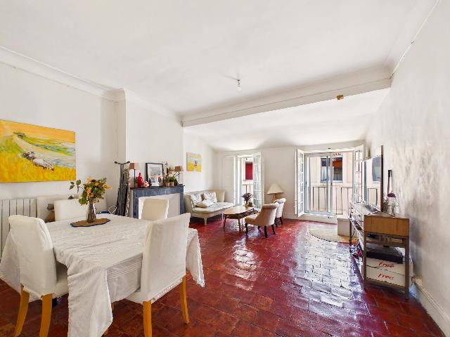 Wohnung zu verkaufen in&nbsp;AIX-EN-PROVENCE 13080 Bouches-du-Rhône Provence Alpes Côte d'Azur Frankreich: Wunderschöne Wohnung mit 3 Schlafzimmern im historischen Zentrum von Aix. Dieses elegante Apartment befindet sich im Herzen von Aix-en-Provence, in der dritten Etage eines stattlichen Bürgerhauses a...