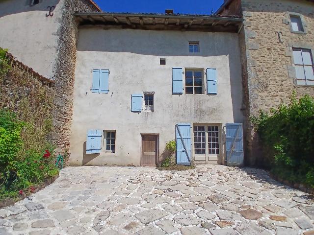 Huis te koop in&nbsp;LES SALLES-LAVAUGUYON 87440 Haute-Vienne Limousin France: Karaktervol dorpshuis met 4 slaapkamers en binnenplaats. EXCLUSIEF BIJ BEAUX VILLAGES! Dit ruime huis met 4 slaapkamers ligt in het centrum van een charmant dorp met een bakker en een populaire bar; h...