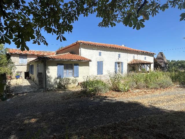 Landwirtschafliche-Immobilie zu verkaufen in&nbsp;SAINT-PASTOUR 47290 Lot-et-Garonne Aquitaine Frankreich: Charaktervolles Bauernhaus mit Potenzial für einen kleinen Selbstversorgerhof. Suchen Sie ein Stück ländliches Frankreich, wo Sie eigenes Gemüse anbauen, Tiere halten und einen weitgehend autarken...