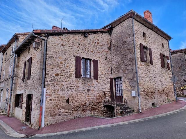 Maison&agrave; vendre &agrave;&nbsp;CHAMPNIERS-ET-REILHAC 24360 Dordogne: Maison + appartement plain pied au coeur d'un village. Dans un village de Dordogne cet ancien bar transformé en habitation offre un bel espace de vie au rez-de-chaussée traversé par la lumière. <br />
...