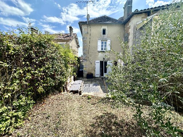 Maison&agrave; vendre &agrave;&nbsp;SAINT AULAYE-PUYMANGOU 24410 Dordogne: Maison de village bien présentée et bien entretenue, située dans une bastide prisée. EN EXCLUSIVITÉ! Située à pied de tous les commerces, restaurants, du supermarché et d'une plage fluviale tr...