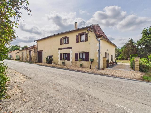 Maison&agrave; vendre &agrave;&nbsp;LA JEMAYE-PONTEYRAUD 24410 Dordogne: Charmante maison de village. EN EXCLUSIVITE ! Dans un cadre villageois, cette jolie maison comprenant trois chambres et deux salles de bains offre un espace de vie spacieux et polyvalent, alliant à m...