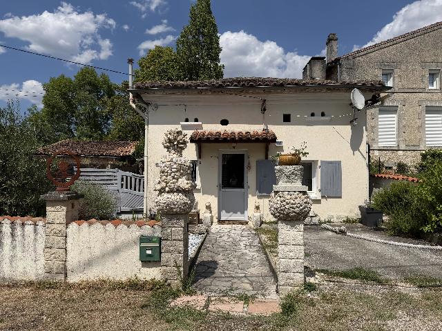 Maison&agrave; vendre &agrave;&nbsp;CHALAIS 16210 Charente: Charmante maison de campagne. Nichée au cœur d’un petit hameau à la périphérie d’un village très prisé, cette charmante maison de campagne est prête à vous accueillir.<br />
<br />
Cette petite com...