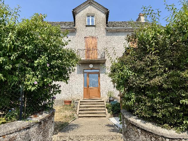 Huis te koop in&nbsp;RIEUPEYROUX 12240 Aveyron Midi-Pyrénées France: Natuurstenen huis met schuren en 1,9 ha grond. Dit ruime natuurstenen huis ligt op het platteland van de Aveyron, nabij Rieupeyroux, en biedt circa 215 m² woonoppervlak, grote schuren en bijgebouwen,...