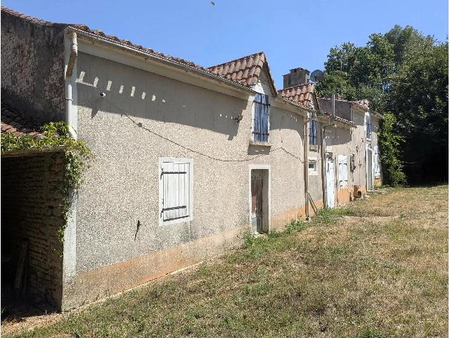 Huis te koop in&nbsp;THOUARSAIS-BOUILDROUX 85410 Vendée Pays de la Loire France: Charmante landelijke woning met 5 slaapkamers en bijbehorend terrein. EXCLUSIEF AANGEBODEN DOOR BEAUX VILLAGES! Gelegen op een rustige plek op het platteland, biedt deze ruime woning met vijf slaapkam...