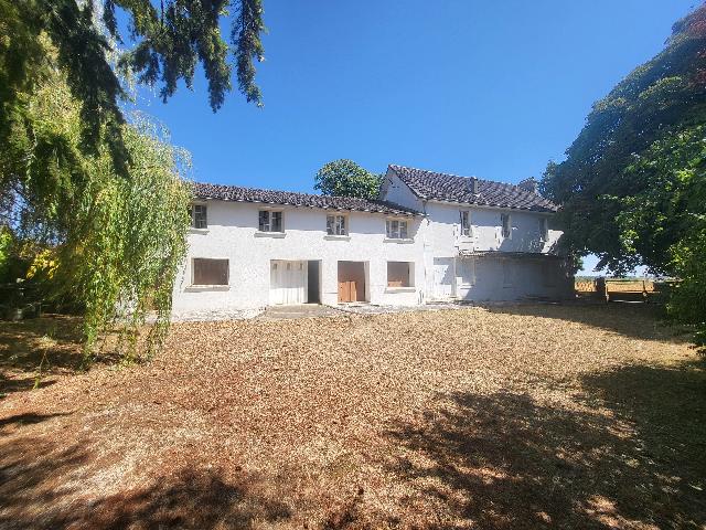 Huis te koop in&nbsp;LA CHAPELLE-MOULIÈRE 86210 Vienne Poitou-Charentes France: Charmant huis met gastenverblijf en uitzonderlijke mogelijkheden. Gelegen in een rustig gehucht, niet ver van La Chapelle-Moulière en op korte rijafstand van het historische marktstadje Chauvigny, bi...