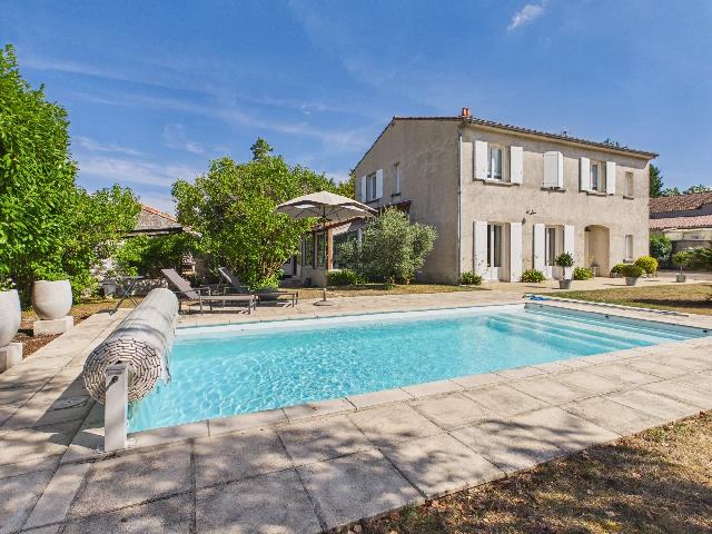 Huis te koop in&nbsp;BEAUVAIS-SUR-MATHA 17490 Charente-Maritime Poitou-Charentes France: Ruime dorpswoning met zwembad en binnentuin. Gelegen in het hart van een levendig dorp, beschikt deze op het zuiden gerichte woning over een grote, ommuurde tuin met verwarmd zwembad.<br />
<br />
De voordeur k...