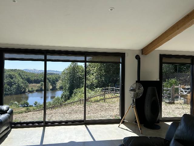 Agrarisch bedrijf te koop in&nbsp;CEYROUX 23210 Creuse Limousin France: Schitterend landgoed met twee woningen, paardenfaciliteiten en een vismeer. Wauw, waar beginnen we met het beschrijven van dit unieke object, compleet met vismeer, stallen, paardenfaciliteiten, een tw...