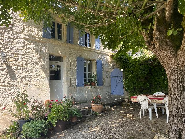 Huis te koop in&nbsp;ÉCOYEUX 17770 Charente-Maritime Poitou-Charentes France: Charmant landhuis met uitzicht op de wijngaard, inclusief gastenverblijf en prachtige tuinen. Gelegen in een volwassen, goed onderhouden tuin en met een schilderachtig uitzicht op de omliggende wijnra...