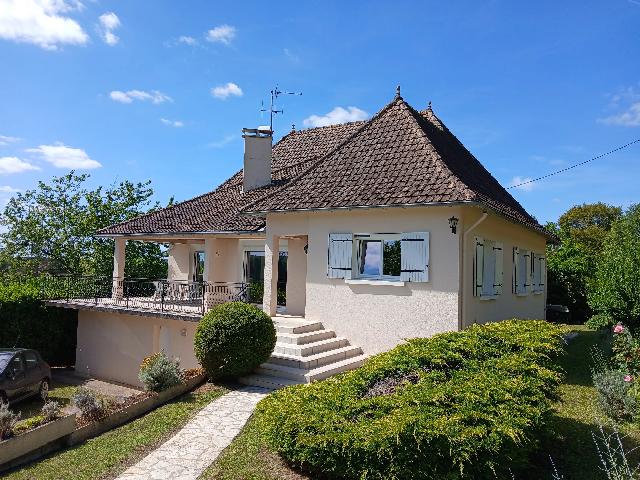 Maison&agrave; vendre &agrave;&nbsp;MAREUIL 24340 Dordogne: Propriété de 5 chambres située à la lisière du village, offrant de jolies vues. Propriété située à la lisière d’un village en plein essor. Elle est implantée sur un terrain facile d’ent...