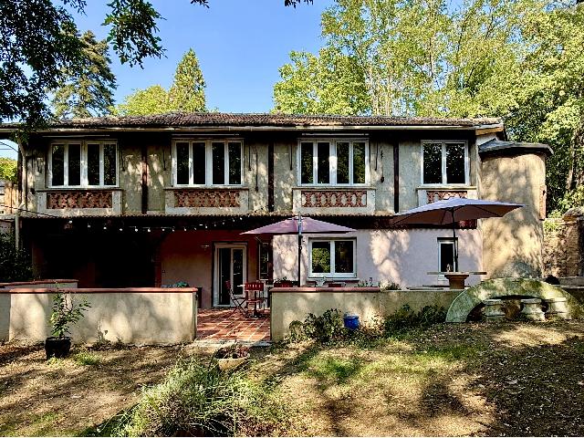 Huis te koop in&nbsp;LIMOUX 11300 Aude Languedoc Roussillon France: Karaktervolle woning aan de rivier in het hart van het middeleeuwse Alet-les-Bains. EXCLUSIEF BIJ BEAUX VILLAGES! Deze zeer karaktervolle woning ligt op een beschutte plek, iets van de weg af en op lo...