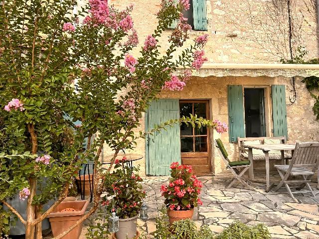 Haus zu verkaufen in&nbsp;DURAS 47120 Lot-et-Garonne Aquitaine Frankreich: Charmantes Steinhaus bei Duras. Dieses reizvolle, an beiden Seiten angebaute Steinhaus besticht durch seinen Charme und Charakter. Es liegt in einer ruhigen ländlichen Gegend, nur 6 km vom hübschen ...