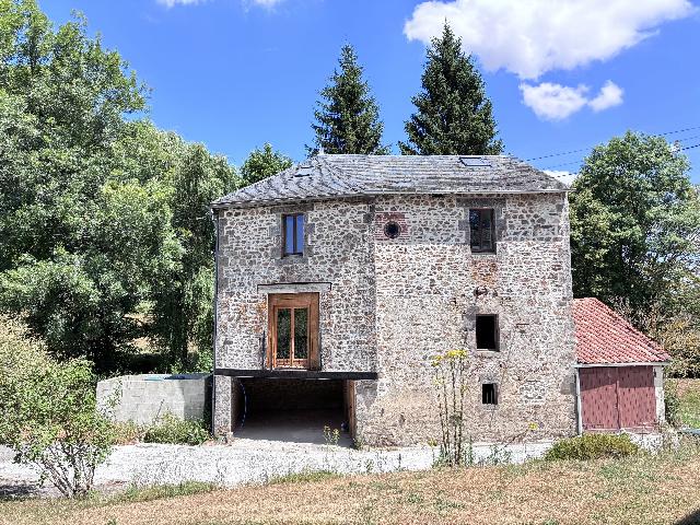 Huis te koop in&nbsp;ORADOUR-SAINT-GENEST 87210 Haute-Vienne Limousin France: Recent gerenoveerde watermolen! EXCLUSIEF BIJ BEAUX VILLAGES! Een fantastische kans om een ​​pas gerenoveerde watermolen te kopen, voorzien van modern comfort en instapklaar, gelegen op een betove...
