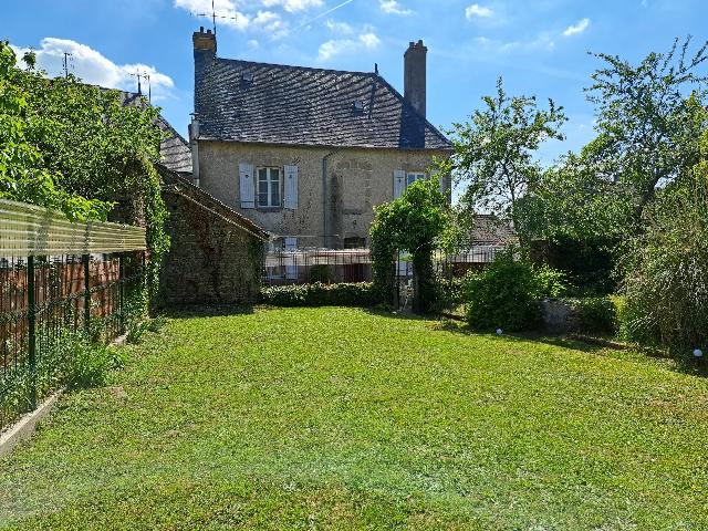 Huis te koop in&nbsp;SAINT-SULPICE-LES-FEUILLES 87160 Haute-Vienne Limousin France: Charme en gemak. EXCLUSIEF BIJ BEAUX VILLAGES! Bent u op zoek naar een instapklare woning in een fantastisch dorp met winkels, bars, restaurants, een Engelssprekende huisarts en uitstekende vervoersve...