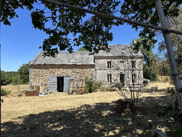 Huis te koop in&nbsp;CHAMPSANGLARD 23220 Creuse Limousin France: Vrijstaande woning met meer dan 5200 m² grond en schuren. Beaux Villages presenteert met trots deze fantastische vrijstaande gezinswoning, gelegen aan een privéweg die volop privacy biedt aan u en u...