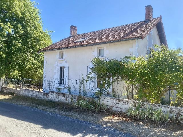 Huis te koop in&nbsp;AVAILLES-LIMOUZINE 86460 Vienne Poitou-Charentes France: Charmante vrijstaande dorpswoning met grote schuur en 2.744 m² grond. EXCLUSIEF BIJ BEAUX VILLAGES! Gelegen in het prachtige dorp Availles-Limouzine, biedt deze ruime woning veel karakter, veel leefr...